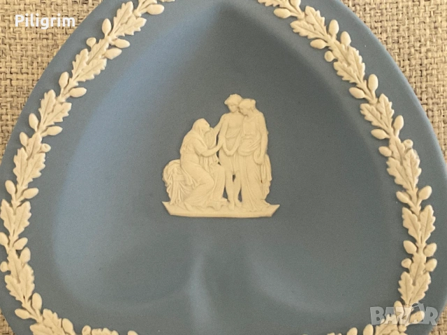 Порцеланова чиния във формата на сърце Wedgwood, Англия., снимка 2 - Декорация за дома - 53837749