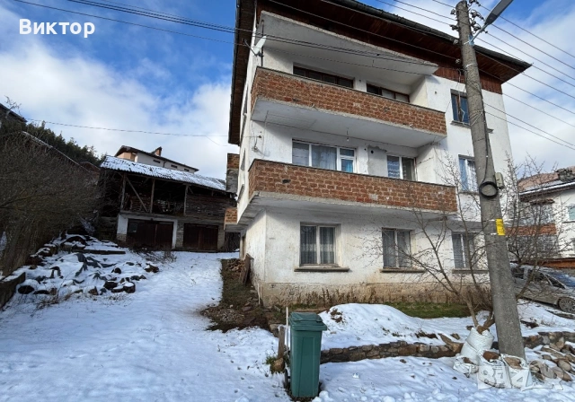 Продава се масивна къща с двор и гаражи – с. Смилян гр. Смолян, снимка 8 - Къщи - 53208774