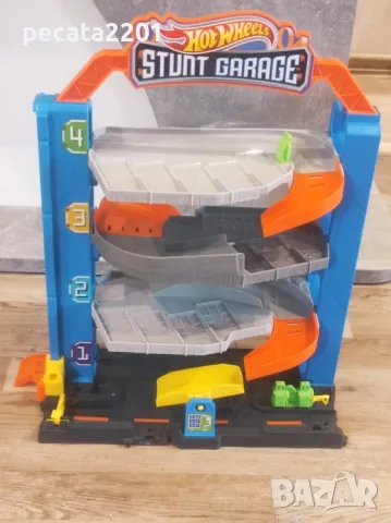 Продавам - Hot Wheels паркинг, писти и автовоз