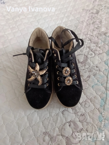 Черни плюшени кецове с брошки, снимка 2 - Кецове - 52803559