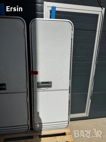 Оригинална врата за KNAUS  (Алуминиеви)(чисто нови) (налични 2 броя), снимка 2 - Къмпинг мебели - 48394447