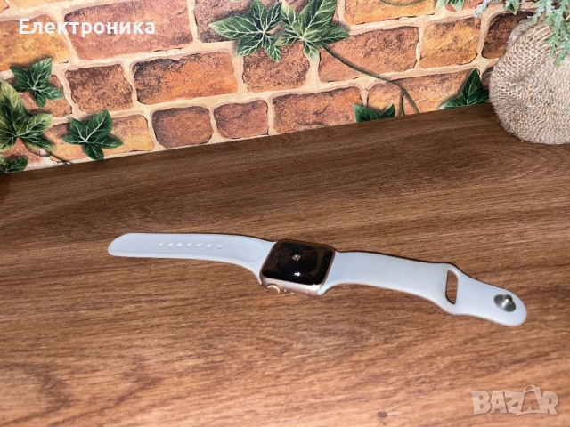 Apple Watch SE 40mm, снимка 5 - Смарт часовници - 52225290
