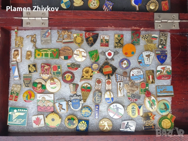 Колекция от значки в мн .хубава дървена кутия , снимка 4 - Колекции - 53560064