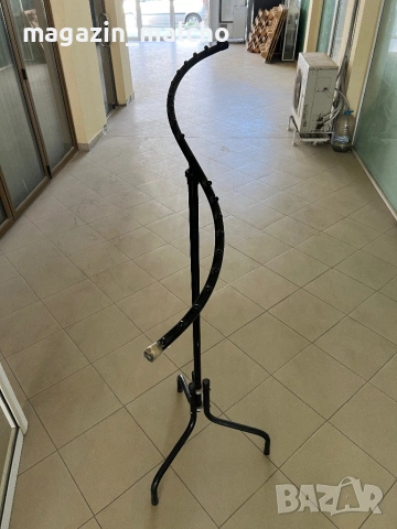 Метална закачалка за дрехи