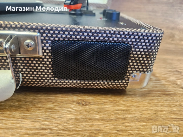Грамофон в куфарче Crosley Cruiser Deluxe CR8005D – Bluetooth & Vintage Style, снимка 10 - Грамофони - 53778742