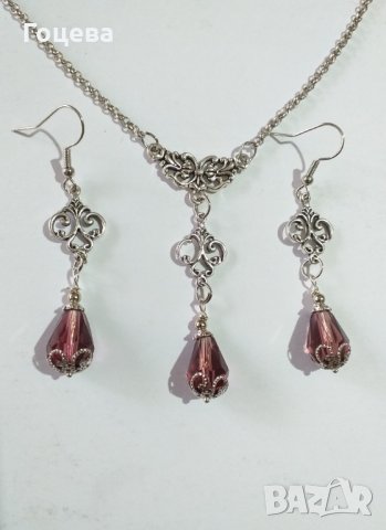 Прелестен комплект бижута с кристали в цвят бургунди и изящна орнаментирана основа в цвят Сребро 