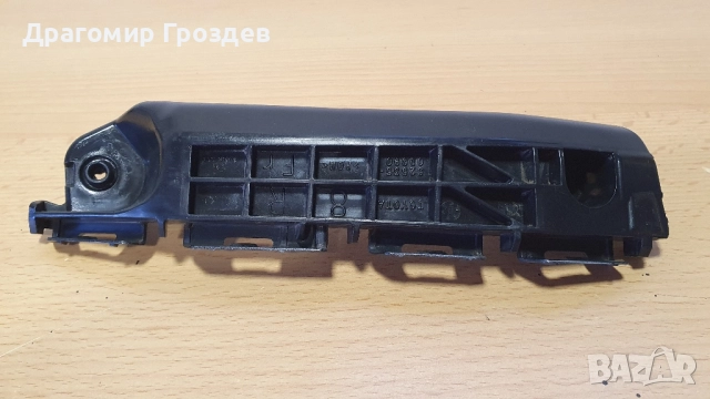 Оригинален десен държач (скоба) за предна броня за Toyota Yaris / Тойота Ярис (2011-2017)