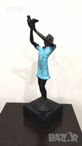 Много красива и впечатляваща статуетка на момиче с птица.