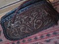 Стара дамска кожена чантичка ръчна маисторска изработка с красиви флорални орнаменти 38777, снимка 1