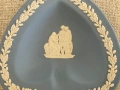 Порцеланова чиния във формата на сърце Wedgwood, Англия., снимка 2