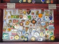 Колекция от значки в мн .хубава дървена кутия , снимка 4