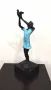 Много красива и впечатляваща статуетка на момиче с птица., снимка 1