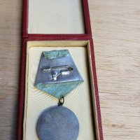 Орден Кирил и Методий 3та степен с кутия, снимка 2 - Антикварни и старинни предмети - 41976491