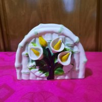 Красив салфетник с релефни цветя - "Кала". НОВ с етикет., снимка 1 - Аксесоари за кухня - 35996526