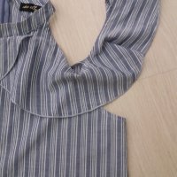 СТРАХОТНА риза в синьо-бяло ситно райе с отворени рамене и къдрички около тях, снимка 2 - Ризи - 44252300