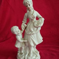 Порцеланова фигура Майка с дъщеря., снимка 1 - Антикварни и старинни предмети - 41270139