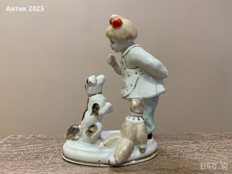Порцеланова статуетка „Детство. Момиче с кученце. Я да видим, вземи я!“, снимка 1