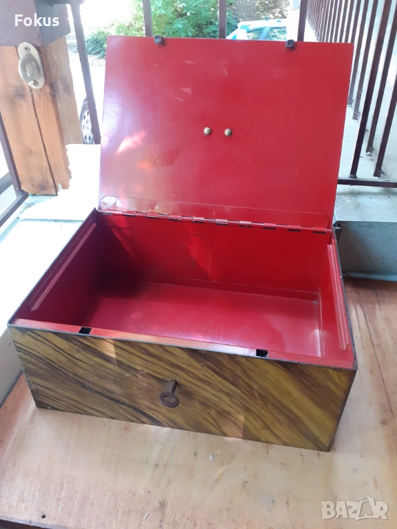 Стара каса сейф касетка банка с ключ, снимка 1