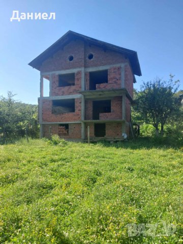 Продавам самостоятелна къща на 2 етажа с таванско и сутерен