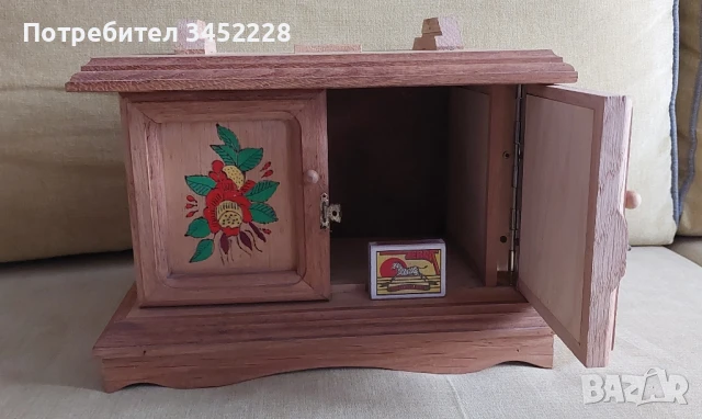 шкафче дървено масив за ценители отлично , снимка 5 - Шкафове - 50715954