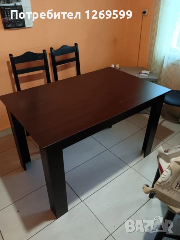 Трапезна маса и четити стола. 