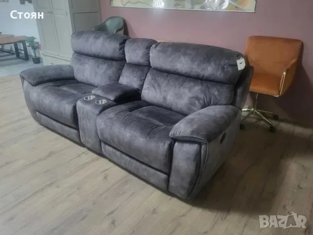 Сив диван от плат с конзола за чаши с ръчен релаксиращ механизъм, снимка 10 - Дивани и мека мебел - 49329525