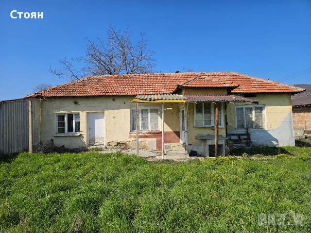 Полумасивна къща + стопанска постройка в 1824 кв.м парцел