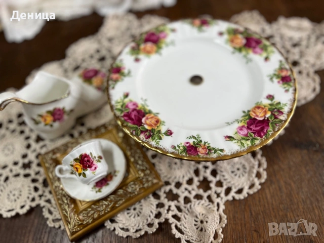 Чиния за красиво поднесени сладкиши от емблематичната серия Old Country Roses на английската марка 