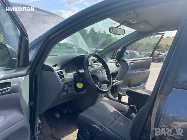 Toyota Avensis Verso 2.0 116к, снимка 10 - Автомобили и джипове - 42332004