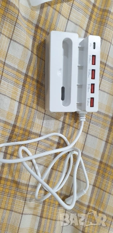 Бърза Зарядна станция 4 USB 1 PD има вградена поставка за телефон 