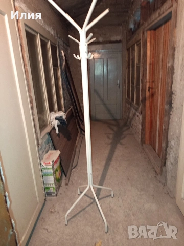 продавам права стояща закачалка