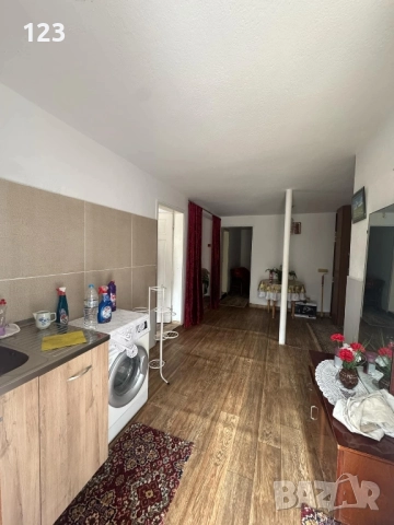 Продавам Къща на два етажа двор 