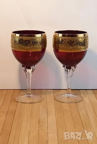 2 винено червени чаши с лозова златна декораци
