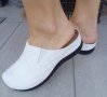 Бели дамски анатомични чехли с бродерия, с ток 5см