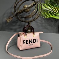Мини чанта Fendi, снимка 2 - Чанти - 41321770