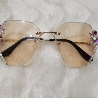 Нови слънчеви очила. С камъчета отстрани., снимка 1 - Слънчеви и диоптрични очила - 44297257