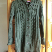 Дълга кафява жилетка плетиво, снимка 1 - Детски пуловери и жилетки - 36442177