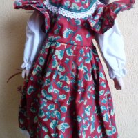 Порцеланова кукла с червена рокля на цветя готина, снимка 3 - Други ценни предмети - 21042503