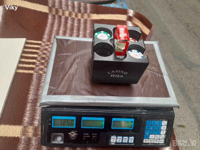 Рекламна стойка на казино Рила с жетони и празна кутия от боро, снимка 1