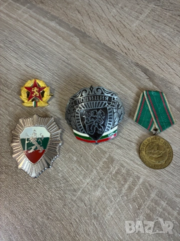 Лот кокарди и медал