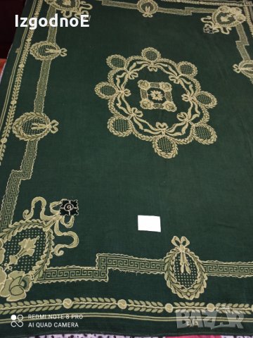 Много стара неупотребявана памучна покривка за легло