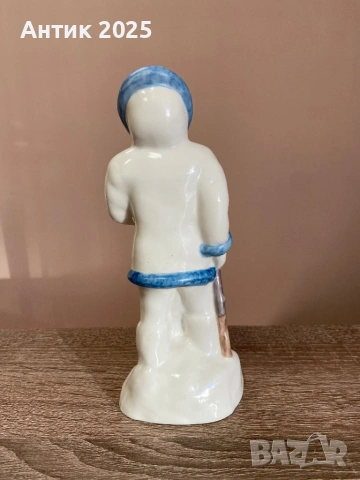 Винтидж порцеланова статуетка „Северен ловец с лисица“, СССР, снимка 2 - Антикварни и старинни предмети - 53234129