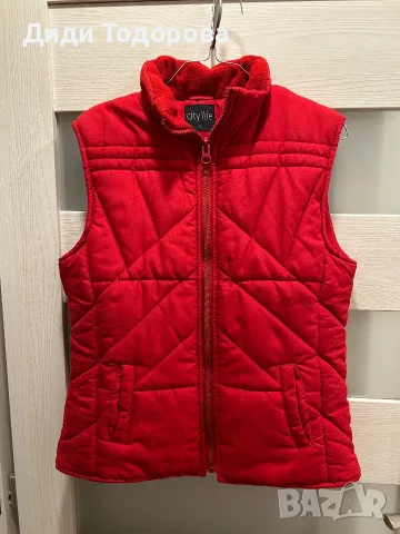 Дамски елеци – Нов бял софтшел Stenso (XXXL) и червен капитониран City Life (M)