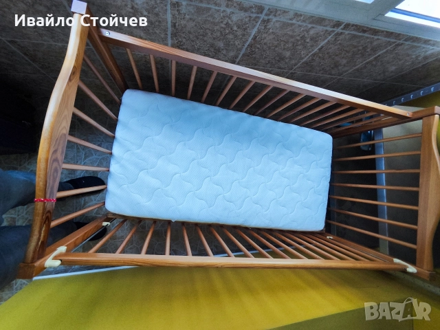 Бебешко дървено легло с колелца, снимка 5 - Спални и легла - 52874709