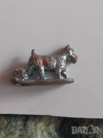 Мини метална фигурка куче