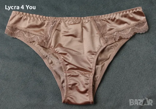S нови лъскави сатенирани бикини в телесен цвят