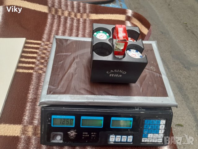 Рекламна стойка на казино Рила с жетони и празна кутия от боро