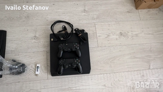 PS4 1 TB slim в комплелт с волан, два джойстика и игри, снимка 2 - PlayStation конзоли - 53606707