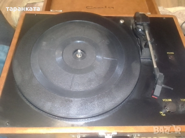 работещ грамофон в куфар със вградени говорители и усилвател 