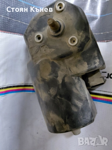 Моторче за чистачките 12 волта. 